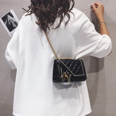 Έκο δερμάτινη τσάντα ώμου νέου μοντέλου με μεταλλική στερέωση - δύο μεγέθη