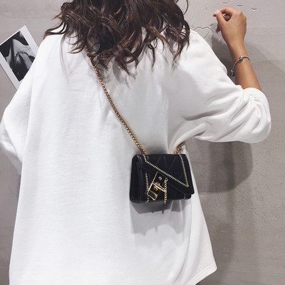 Έκο δερμάτινη τσάντα ώμου νέου μοντέλου με μεταλλική στερέωση - δύο μεγέθη