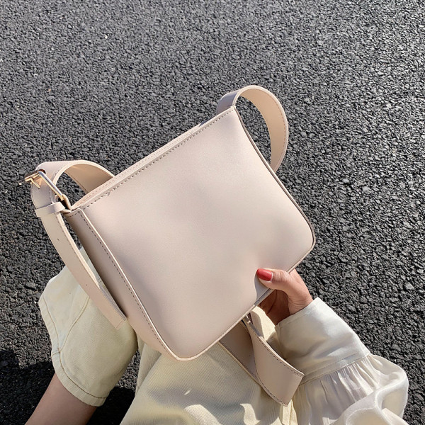 Дамска кожена чанта изчистен модел в различни цветове