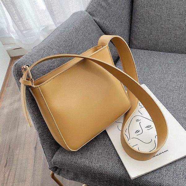 Дамска кожена чанта изчистен модел в различни цветове