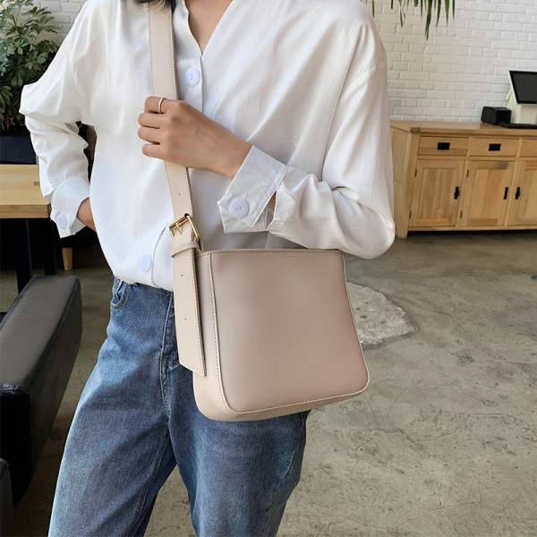 Дамска кожена чанта изчистен модел в различни цветове