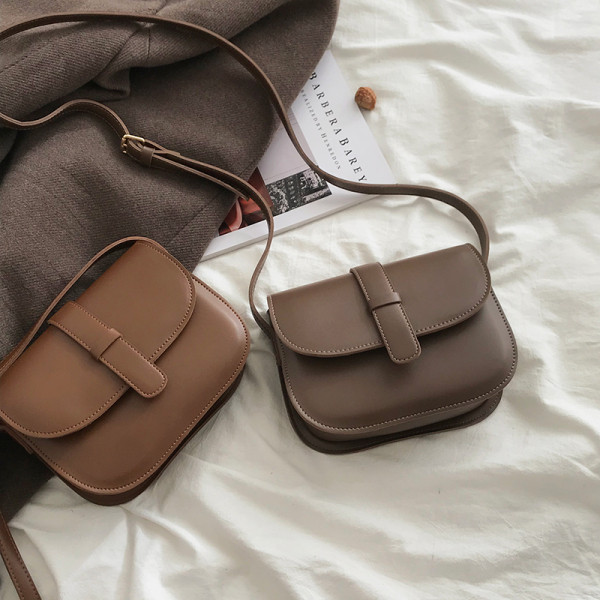 Малка дамска чанта изчистен модел с дълга дръжка