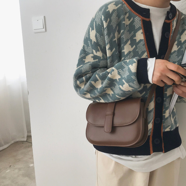 Малка дамска чанта изчистен модел с дълга дръжка