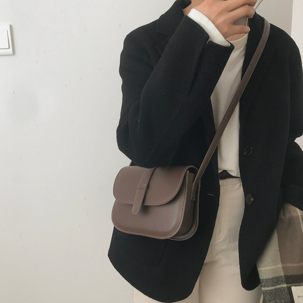 Малка дамска чанта изчистен модел с дълга дръжка