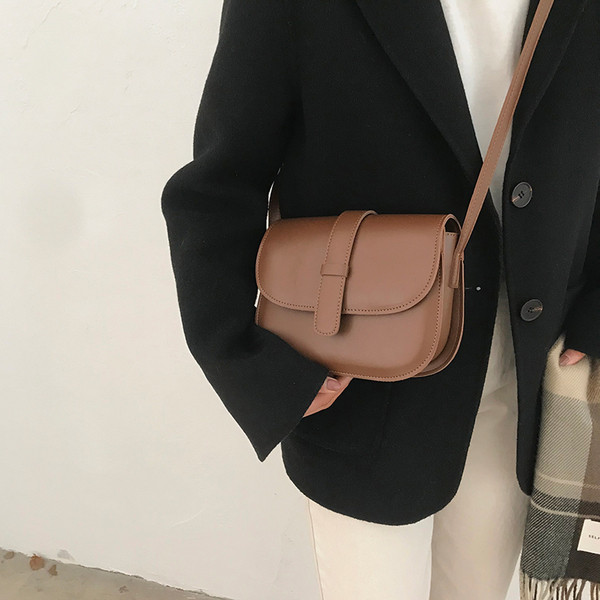 Малка дамска чанта изчистен модел с дълга дръжка