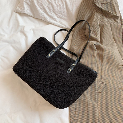 Χνουδωτή γυναικεία τσάντα με φερμουάρ