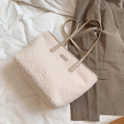 Χνουδωτή γυναικεία τσάντα με φερμουάρ