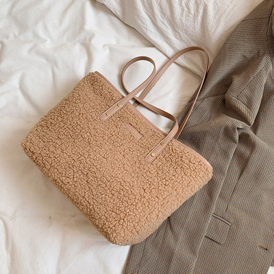 Χνουδωτή γυναικεία τσάντα με φερμουάρ