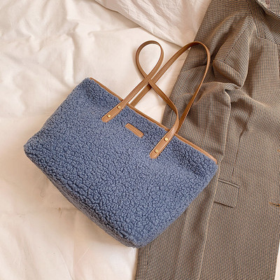 Χνουδωτή γυναικεία τσάντα με φερμουάρ