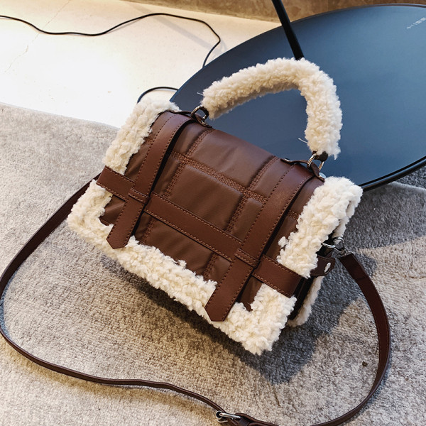Модерна дамска чанта с пух и две дръжки