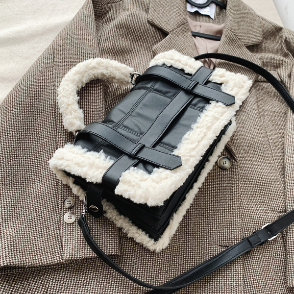 Модерна дамска чанта с пух и две дръжки