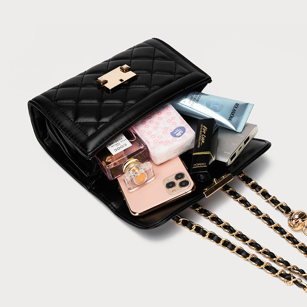 Új modellű női táska csattal