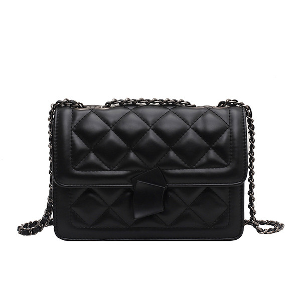 Erinevates värvitoonides metallist ketiga nahast käekott