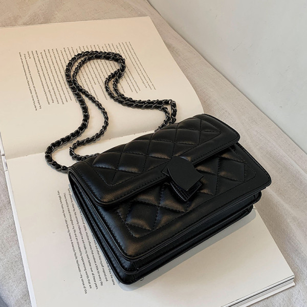 Erinevates värvitoonides metallist ketiga nahast käekott