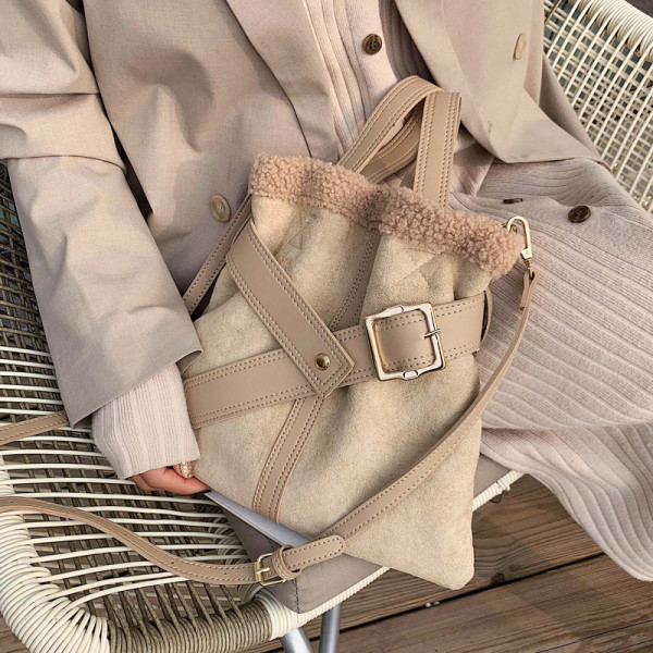 Uue mudeliga naistekott, nahast sangadega ja metallist pandlaga kotitüüp