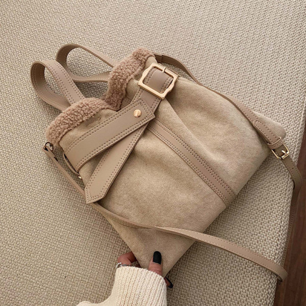 Uue mudeliga naistekott, nahast sangadega ja metallist pandlaga kotitüüp