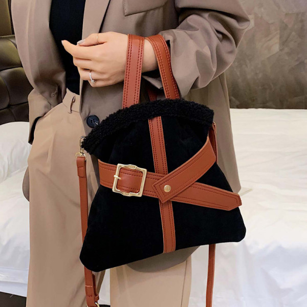 Uue mudeliga naistekott, nahast sangadega ja metallist pandlaga kotitüüp