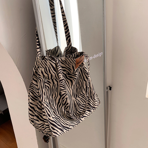 Suur loomatrükiga tekstiilist kott