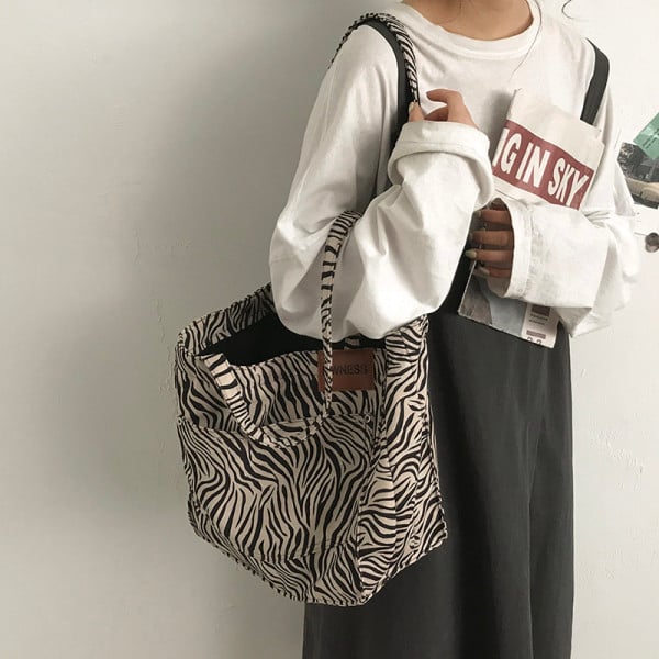 Suur loomatrükiga tekstiilist kott