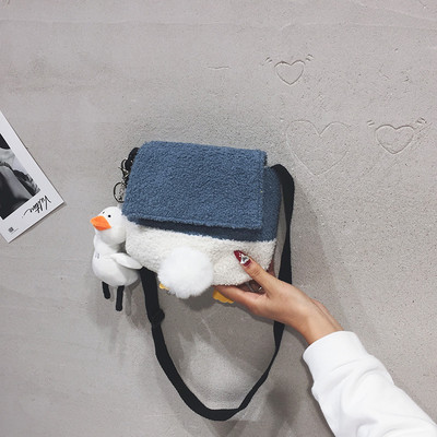 Väike mitmes värvitoonis suleline õlakott