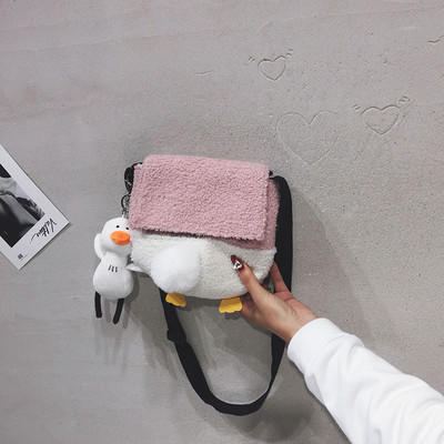 Väike mitmes värvitoonis suleline õlakott