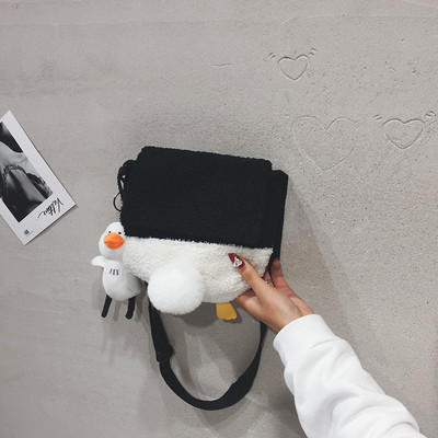 Väike mitmes värvitoonis suleline õlakott