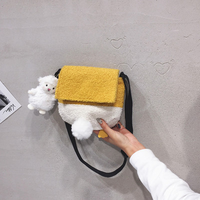 Väike mitmes värvitoonis suleline õlakott