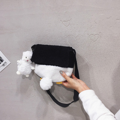 Väike mitmes värvitoonis suleline õlakott