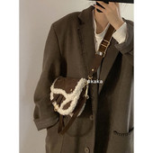 Mala torbica od eko kože i paperja