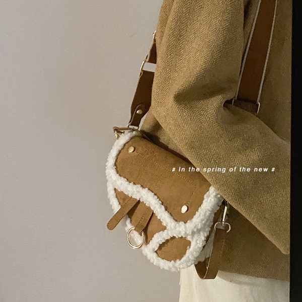 Mala torbica od eko kože i paperja