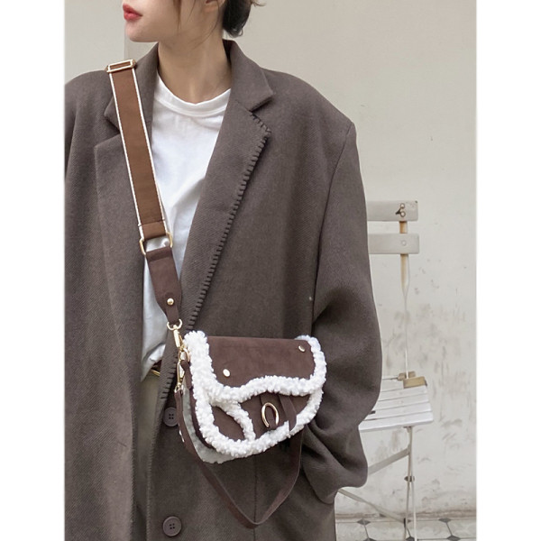 Mala torbica od eko kože i paperja