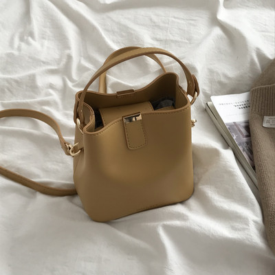 Μικρή ρετρό οικολογική δερμάτινη τσάντα με δύο λαβές