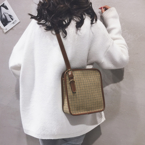 Hétköznapi női válltáska fekete és barna színben