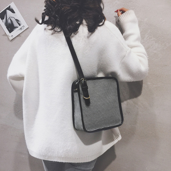 Hétköznapi női válltáska fekete és barna színben