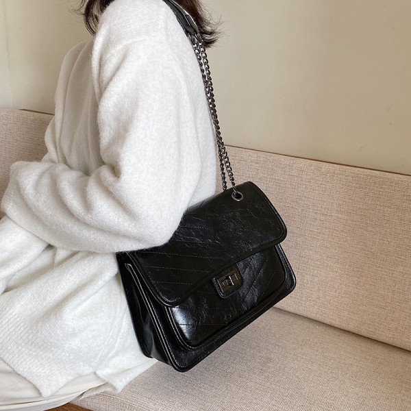 Női bőr táska fém lánccal