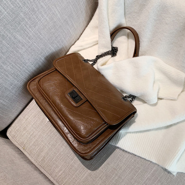 Női bőr táska fém lánccal