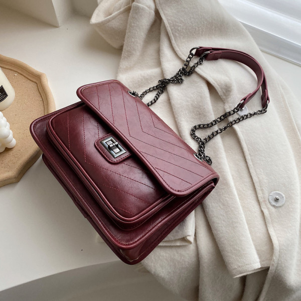 Női bőr táska fém lánccal