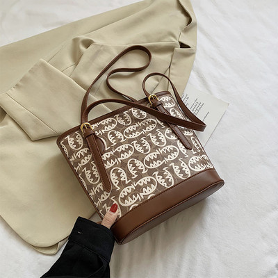 Női táska bőr füllel, barna és bézs színben