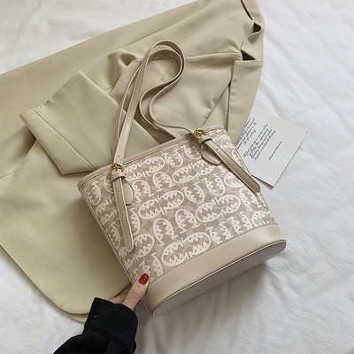 Női táska bőr füllel, barna és bézs színben