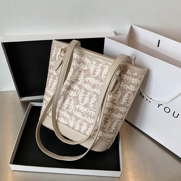 Női táska bőr füllel, barna és bézs színben