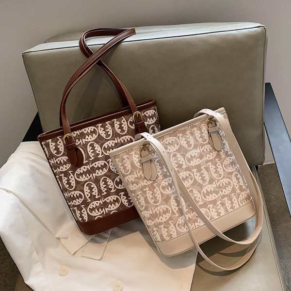 Női táska bőr füllel, barna és bézs színben