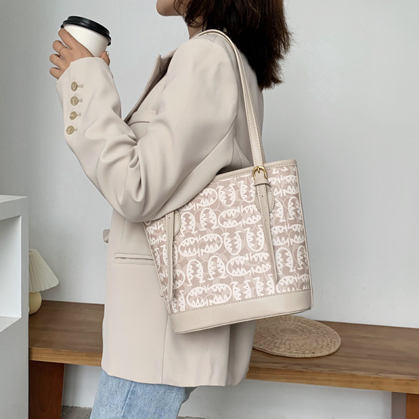 Női táska bőr füllel, barna és bézs színben