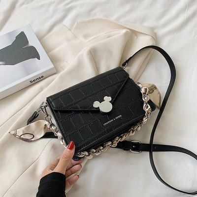 Γυναικεία τσάντα με μεταλλική διακόσμηση και μακρυά δερμάτινη λαβή