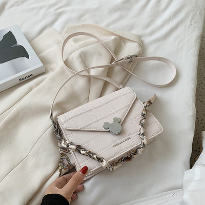 Γυναικεία τσάντα με μεταλλική διακόσμηση και μακρυά δερμάτινη λαβή