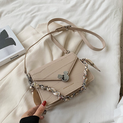 Γυναικεία τσάντα με μεταλλική διακόσμηση και μακρυά δερμάτινη λαβή