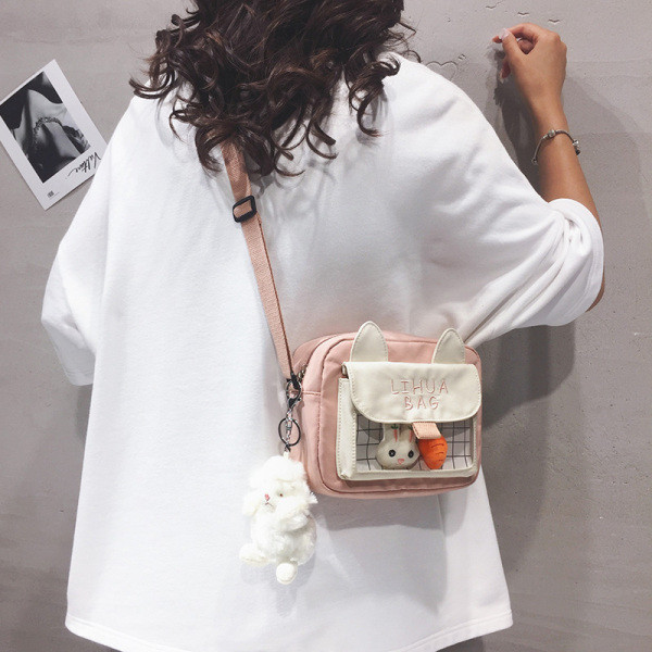 Moderna ženska torba sa džepom i privjeskom