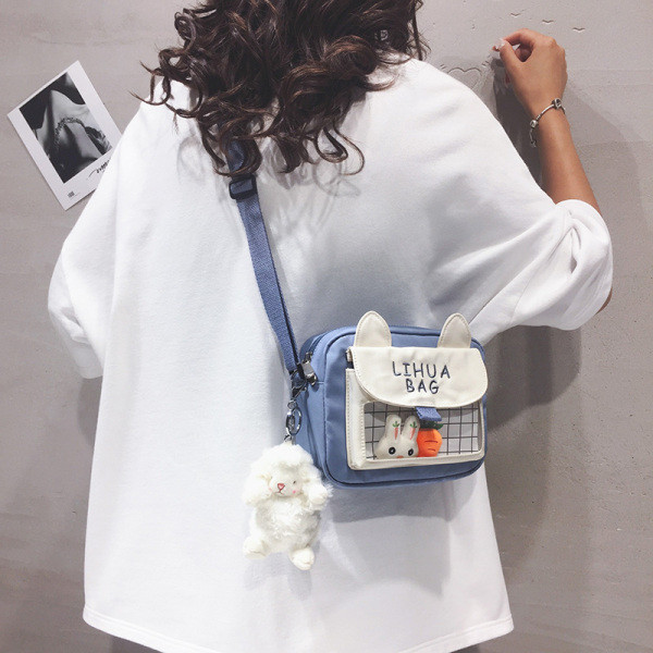 Moderna ženska torba sa džepom i privjeskom