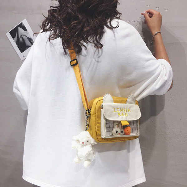 Moderna ženska torba sa džepom i privjeskom