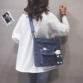 Modern női pehelytáska elülső zsebbel és 3D elemmel