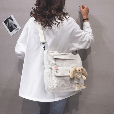 Modern női pehelytáska elülső zsebbel és 3D elemmel